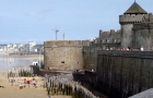 Francja północna. Nadmorska promenada przy Saint-Malo. - foto: wnieznane.pl