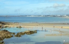 Francja północna. Plaża zalewana przez przypływ w miejscowości Saint-Malo. - foto: wnieznane.pl