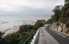 Gibraltar. Wąska droga na Upper Rock, w dole widoczne miasto i zatoka. - foto: wnieznane.pl