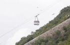 Gibraltar. Kolejka linowa prowadząca na Upper Rock. - foto: wnieznane.pl