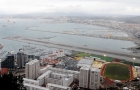 Gibraltar. Widok na miasto, zatokę i lotnisko z Upper Rock. W tle Hiszpania. - foto: wnieznane.pl
