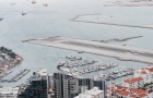 Gibraltar. Widok z Upper Rock na miasto, lotnisko i zatokę.  - foto: wnieznane.pl