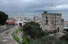 Gibraltar, Upper Rock. Wąska droga i twierdza. W tle zatoka. - foto: wnieznane.pl