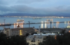Gibraltar. Oświetlone statki cumujące w zatoce w zapadającym zmroku. - foto: wnieznane.pl