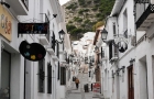 Hiszpania. Malownicza uliczka w białej wiosce Mijas Pueblo. - foto: wnieznane.pl