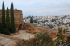 Hiszpania, Granada. Mury Alhambry, w tle widok na miasto. - foto: wnieznane.pl