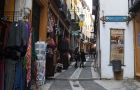Hiszpania. Wąska brukowana uliczka i sklepiki z pamiątkami w Granadzie. - foto: wnieznane.pl
