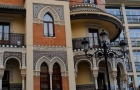 Hiszpania. Fantazyjny budynek przy bulwarze prowadzącym do katedry w Sevilli. - foto: wnieznane.pl