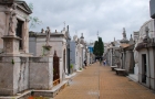 Buenos Aires. Recoleta. Na jednej z alejek cmentarza i jego grobowce - nowoczesne i wiekowe, zadbane i rozsypujące się. - foto: wnieznane.pl
