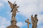 Buenos Aires. Recoleta. Rzeźby aniołów spoglądające na odwiedzających cmentarz. - foto: wnieznane.pl