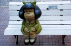 Buenos Aires. San Telmo. Mafalda, czyli bohaterka argentyńskich komiksów i jej ławeczka. - foto: wnieznane.pl