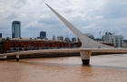 Buenos Aires. Puente de la mujer. Most Kobiet wyróżnia się ciekawą konstrukcją. Przeznaczony tylko dla pieszych. - foto: wnieznane.pl