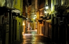 Grecka wyspa Korfu. Wyślizgany bruk i wąskie, klimatyczne uliczki stolicy wyspy, Kerkiry nocą.  - foto: wnieznane.pl