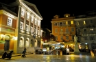 Grecka wyspa Korfu. Jeden z oświetlonych nocą placów w stolicy wyspy - Kerkirze. - foto: wnieznane.pl