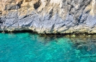 Grecka wyspa Korfu. Rejs łodzią do Błękitnych Grot u wybrzeża Paleokastritsy. - foto: wnieznane.pl
