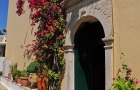 Grecka wyspa Korfu. Ukwiecone wejście do monastyru Theotokou w miejscowości Paleokastritsa.  - foto: wnieznane.pl
