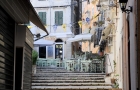 Grecka wyspa Korfu. Malownicza restauracja na schodkach w stolicy wyspy, Kerkirze.  - foto: wnieznane.pl