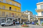 Grecka wyspa Korfu. Jeden z placyków w stolicy wyspy, Kerkirze.  - foto: wnieznane.pl
