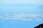 Grecka wyspa Korfu. Widok na Kerkirę i lotnisko z wierzchołka najwyższego szczytu wyspy, Pantokratora.   - foto: wnieznane.pl