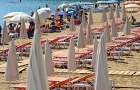 Grecka wyspa Korfu. Szeroka i długa piaszczysta plaża Glyfada niedaleko miejscowości Pelekas.  - foto: wnieznane.pl