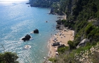 Grecka wyspa Korfu. Urocza, ukryta wśród skał plaża Mirtiotissa. - foto: wnieznane.pl