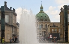 Kopenhaga. Jedna z wielu fontann. W tle Pałac Królewski Amalienborg. - foto: wnieznane.pl