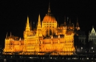 Budapeszt. Pięknie oświetlony nocą budynek Parlamentu, znajdujący się nad brzegiem Dunaju. - foto: wnieznane.pl