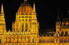 Budapeszt. Pięknie oświetlony nocą budynek Parlamentu, znajdujący się nad brzegiem Dunaju. - foto: wnieznane.pl
