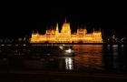 Budapeszt. Pięknie oświetlony nocą budynek Parlamentu, znajdujący się nad brzegiem Dunaju. - foto: wnieznane.pl