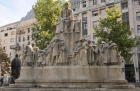 Budapeszt, Vorosmarty ter. Pomnik Mihaly'a Vorosmarty'ego, autora hymnu o świadomości narodowej Węgrów. Pomnik prezentuje go w otoczeniu m.in. chłopa, szlachcica, studenta, matki z dziekiem i pastuszka, którzy symbolizują naród węgierski połączony wspólną pieśnią.  - foto: wnieznane.pl