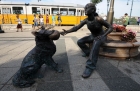 Budapeszt. Ciekawy pomnik znajdujący się na promenadzie naddunajskiej. - foto: wnieznane.pl