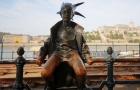 Budapeszt. Pomnik Małego Księcia na promenadzie naddunajskiej. - foto: wnieznane.pl