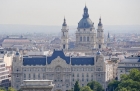 Budapeszt. Panorama Pesztu widziana z górnej stacji kolejki Siklo. Na pierwszym planie pałac Gresham na Placu Roosevelta, w głębi imponująca Bazylika św. Stefana. - foto: wnieznane.pl