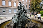 Budapeszt. Jedna z fontann na Wzgórzu Zamkowym. - foto: wnieznane.pl