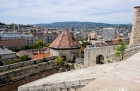 Budapeszt. Fragmenty murów obronnych Budy otaczających Wzgórze Zamkowe i panorama miasta. - foto: wnieznane.pl