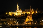 Budapeszt nocą. Pięknie oświetlony Kościół Macieja i Baszta Rybacka. Na pierwszym planie Budai Reformatus templom. - foto: wnieznane.pl