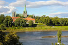 Trondheim. Rzeka Nidelva, w tle katedra Nidaros. - foto: wnieznane.pl