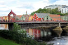 Trondheim. Zabytkowy most Gamle Bybro. - foto: wnieznane.pl