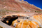 Argentyna. Puente del Inca. Dawniej przyjeżdżali tu kuracjusze, żeby w gorących wodach leczyć swe dolegliwości. - foto: wnieznane.pl