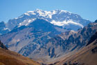 Argentyna. Parque Provincial Aconcagua. Wyrazisty biały pas na górze to wytyczony szlak tzw. "Glacier los Polacos". - foto: wnieznane.pl