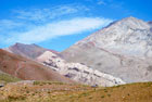 Argentyna. Parque Provincial Aconcagua. Kontrastujący kolory krajobrazu są jedną z cech parku. - foto: wnieznane.pl