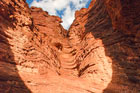 Argentyna. Quebrada de las Conchas. Wejście do Amfiteatru rzuca ładny cień na jego wnętrza. Najlepiej tu zajrzeć popołudniem. - foto: wnieznane.pl
