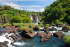 Brazylia. Parque Nacional Do Iguacu. Ogromne ilości wody obdarowują okoliczną roślinność. - foto: wnieznane.pl