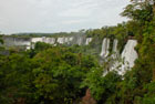 Argentyna. Parque Nacional Iguazu. Wspaniały widok, który ujmuje nie tylko wodnymi kaskadami, ale również bujną zielenią. - foto: wnieznane.pl