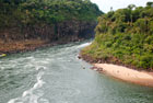Argentyna. Parque Nacional Iguazu. Sąsiednia wyspa czeka na amatorów kąpieli. - foto: wnieznane.pl