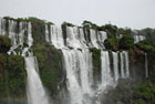 Argentyna. Parque Nacional Iguazu. Sekwencja wodospadów robi oszałamiające wrażenie. - foto: wnieznane.pl