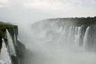 Argentyna. Parque Nacional Iguazu. Na lewo wodospady, na prawo wodospady, a środkiem Parana płynie... - foto: wnieznane.pl