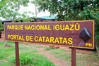 Argentyna. Parque Nacional Iguazu. Stosowna tabliczka wita i... żegna turystów. - foto: wnieznane.pl