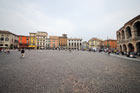 Werona. Piazza Bra - główny i największy plac w mieście.  Po prawej fragment Areny. Na wprost Liston. - foto: wnieznane.pl