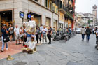 Werona. Artyści uliczni po drodze do Casa di Giulietta (Domu Julii).   - foto: wnieznane.pl